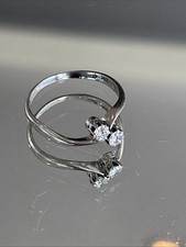 ?Diamantring? 585 Weißgold. je ca. 0,15 Karat. H - VS1. Gr. 57. ca. 2,5 Gramm.