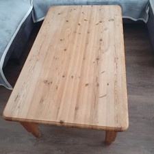 Couchtisch Mit Vier Schubladen.