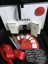 Große Chanel Geschenkverpackung/Dreiecksverpackung, Proben, Band, Sticker