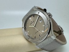 HUBLOT Classic Fusion 45 Essential Taupe Box&Garantie 09.25 UNGETRAGEN LP 8.800€