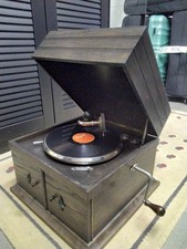 Vollfunktiosfähiges  Gramophone alt mit 13 Schellack Schallplatten 