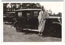 Fotografie junger Mann im Bademantenl lehnt an Auto Adler Favorite, 1930 