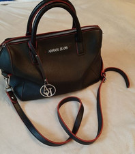 süße Armani Tasche in schwarz mit rotem Futter