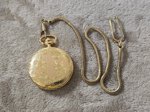 Goldfarbene taschenuhr mit - taschenuhr,