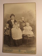 Frankfurt a. M. - Frau und 4 Kinder - Jungen - Baby - Stuhl Kulisse / KAB