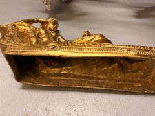 Antike goldfarbene Frauenfigur