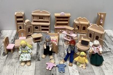 Puppenstubenmöbel und Puppen