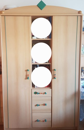 Kleiderschrank mit bunten