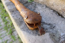 ALEXANDER FABI - Die freundliche Schlange (2024). Stahlskulptur mit Rostpatina.
