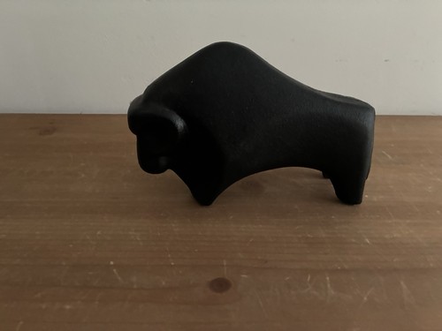 Brutalist stier ochse bulle - brutalist,