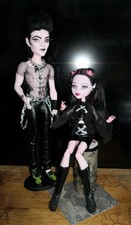 2 Monster High Puppen Draculaura und Dracula als Gothic Punk Brautpaar 