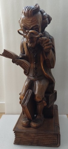 Holzfigur der bücherwurm - der,
