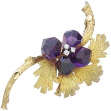 Brosche Zweig mit Blüte Amethyst Brillanten 750er Weiß- und Gelbgold  ca. 1965