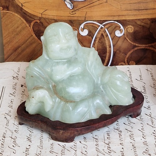 Jade buddha figur auf sockel - figur,