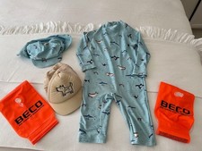 " NEXT " Badebekleidungs-Set mit Mütze und Schwimmhilfe - Gr. 98 - gepflegt !
