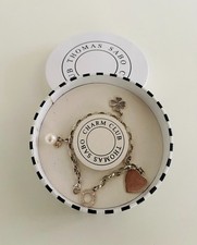 Hübsches Armband mit drei Charm Anhängern von Thomas Sabo