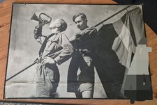 Zwei Jugendliche mit Trompete und Fahne