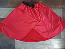 Roter wasserdichter Reitrock