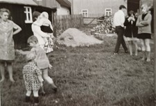 Leipzig Familie hinterm Haus