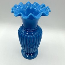 Vase ähnlich Portieux Vallerysthal Glas Opalglas Blau Pressglas Wellenrand