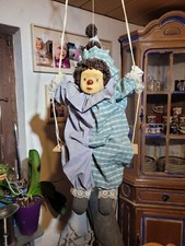 harlekin puppe auf Schaukel