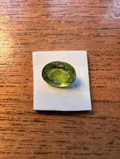 Leuchtend grüner Turmalin aus