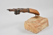 C26D18- Holz Figur Hand mit zeigendem Finger auf Stein Sockel 