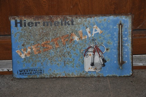 Altes blechschild hier - altes, melkt