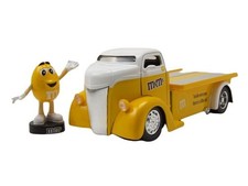 Modellauto Ford COE Flatbed 1947 gelb M&Ms mit Figur 1:24 von Jada Toys
