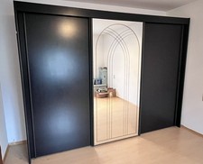 Schlafzimmerschrank aus Holz