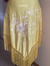 Manton amarillo flamenca 2 metros x 95 cms sevillanas bordado flores blancas