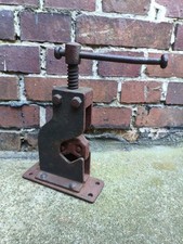 alter Schraubstock Rohrschraubstock Robust Amboss Deko 