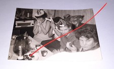 Frau schnäuzt Nase Party