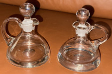 2 kleine Glas-Karaffen  mit