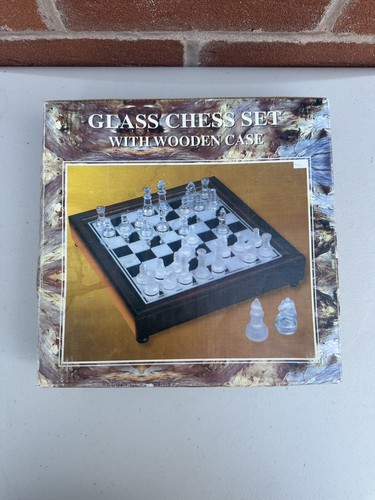 Schachspiel aus glas mit - schachspiel,
