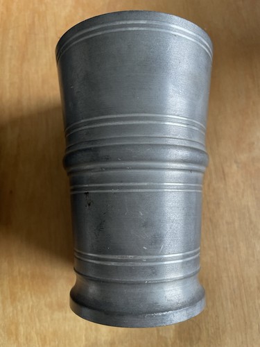 Rustikaler antiker zinnbecher - antiker,