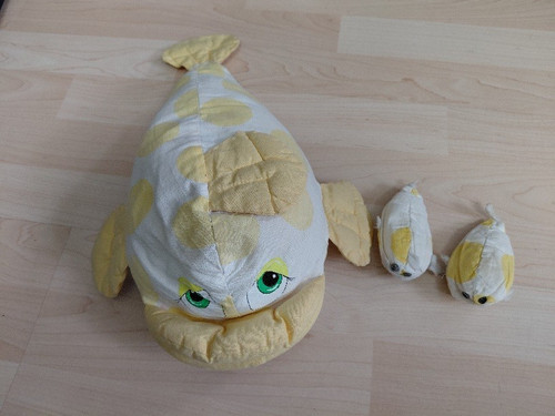 Süßer fisch mit babys in - mit,