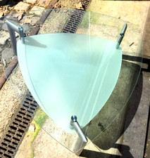 Glastisch-Couchtisch mit Milchglasablage 3 eckig 100x100 cm. Höhe 38 cm.