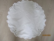 Tischdeckchen rund weiß bestickt handarbeit Vintage