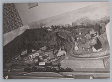 Spielzeugeisenbahn mit Tunnel