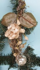 antiker Christbaumschmuck Flitterdraht Ornament mit Papierblume + Glaskugel