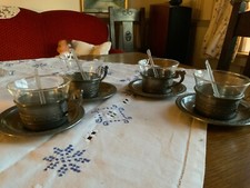 4 Teegläser mit Zinntellern