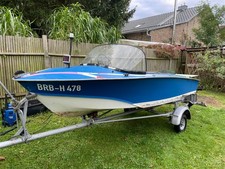 Kleines Motorboot für