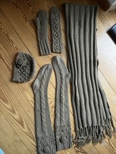 NOA NOA Strickkombi aus Schal, Mütze, Handschuhen und langen Strümpfen Khakifarb