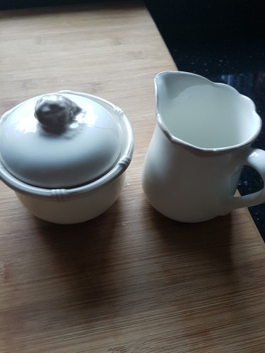 Zuckerdose und milchkännchen - und,