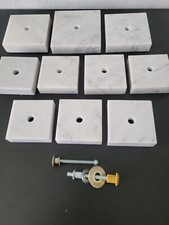 10 weiße Marmorsockel, Kantenlänge 6-9 cm, mit Befestigungsmaterial