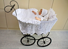 Nostalgischer Puppenwagen, exquisite Deko im Antik-Look inkl. Puppe & Wäsche