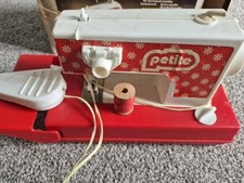 Zierliche Retro 70er Jahre Kindernähmaschine, mit Karton und Anleitung