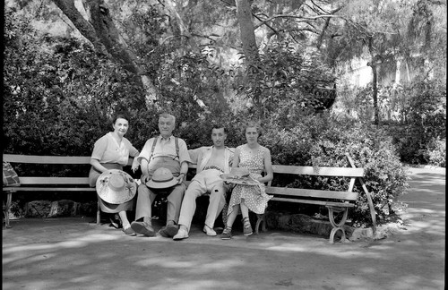 Famille sitzend über ein - famille,