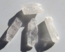 Danburit weiß, 4 Kristalle bis 22 mm, 37 Ct. (E2113)